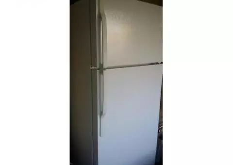 GE Refrigerator w/ice maker